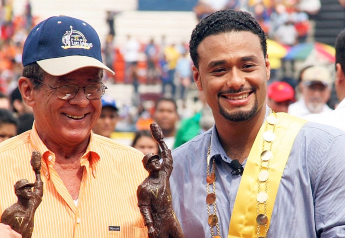 La Estatuilla del Premio Luis Aparicio se Integra al Salón de la Fama con Johan Santana