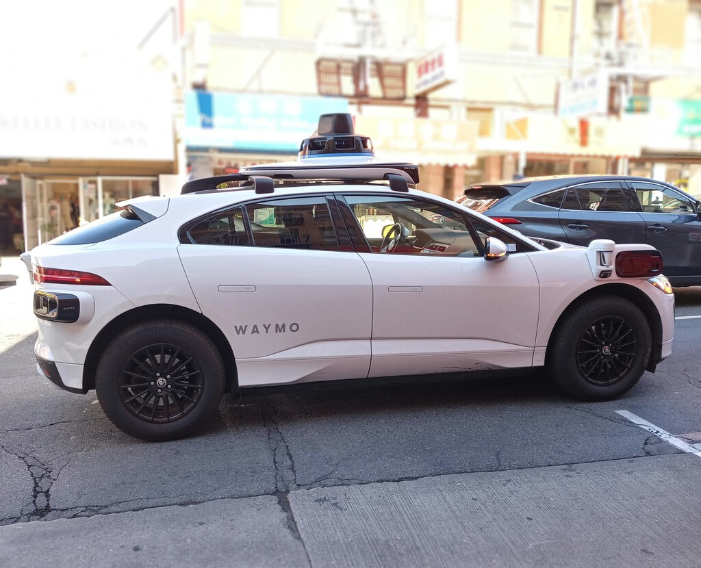 Waymo enfrenta miles de dólares en multas por estacionamiento en Austin, destacando desafíos operativos de los robotaxis