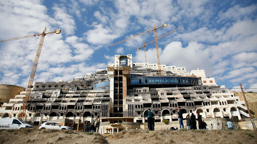 El hotel El Algarrobico: Un símbolo de urbanismo ilegal y su compleja batalla por la demolición