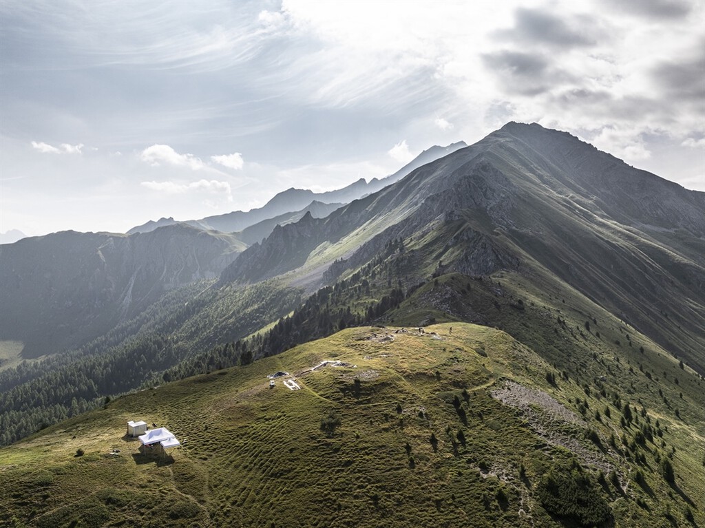Descubierto un Campamento Romano Estratégico a 2.200 Metros de Altitud en los Alpes Suizos