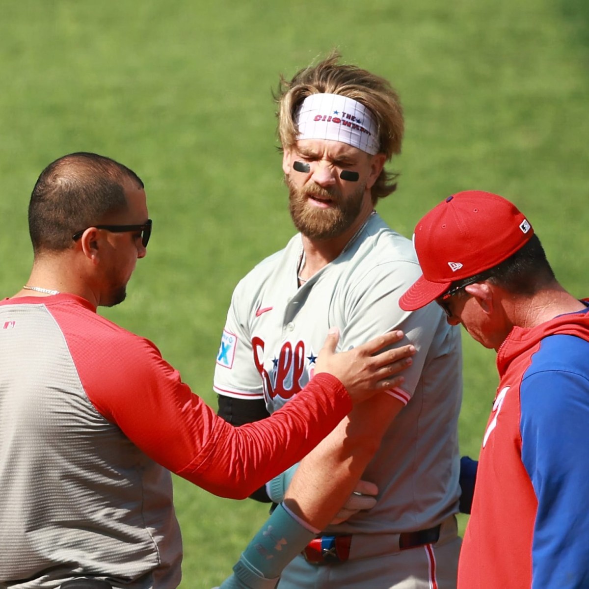 Bryce Harper Enfrenta Molestias en la Rodilla en su Retorno a los Jardines
