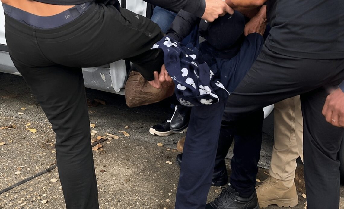 Incidente de Tensión en Cristo Rey: Mujer Haitiana y Agentes de Migración Protagonizan Forcejeo