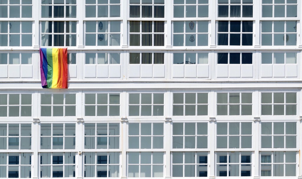 Banderas en Balcones: Lo que Dice la Ley y Qué Implicaciones Tiene Colgarlas