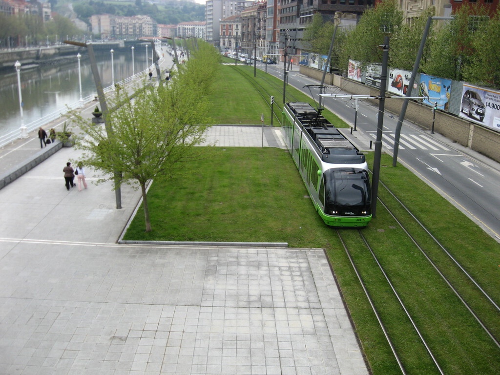 Los nuevos tranvías de Bilbao y Vitoria enfrentan problemas de espacio al cruzarse