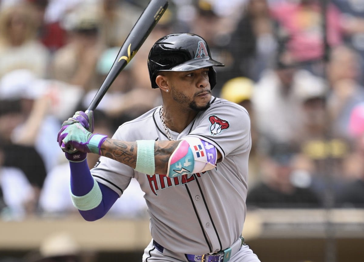 Ketel Marte se retira del juego por malestar en la rodilla izquierda
