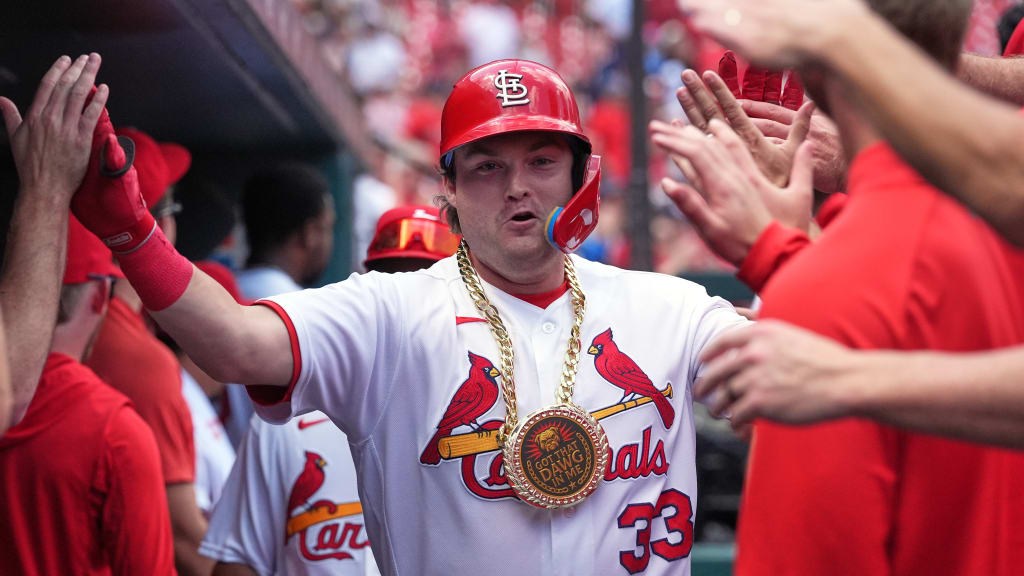 Blaze Jordan Logra Primer Jonrón en Busch Stadium, Pero Sale del Partido por Lesión