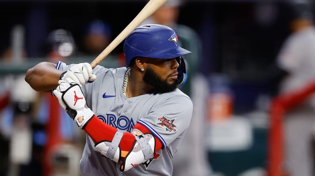 Vladimir Guerrero Jr. Mantiene Optimismo Sobre la Temporada de los Azulejos: "Algo Positivo Puede Suceder"