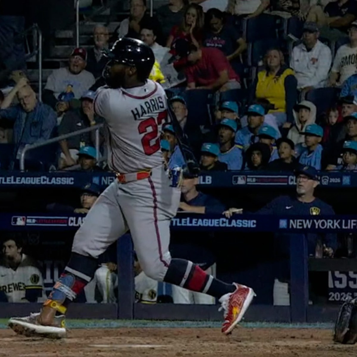 Atlanta Braves Derrotan a Milwaukee Brewers en el Little League Classic con Jugadas Clave de Dubón y Harris