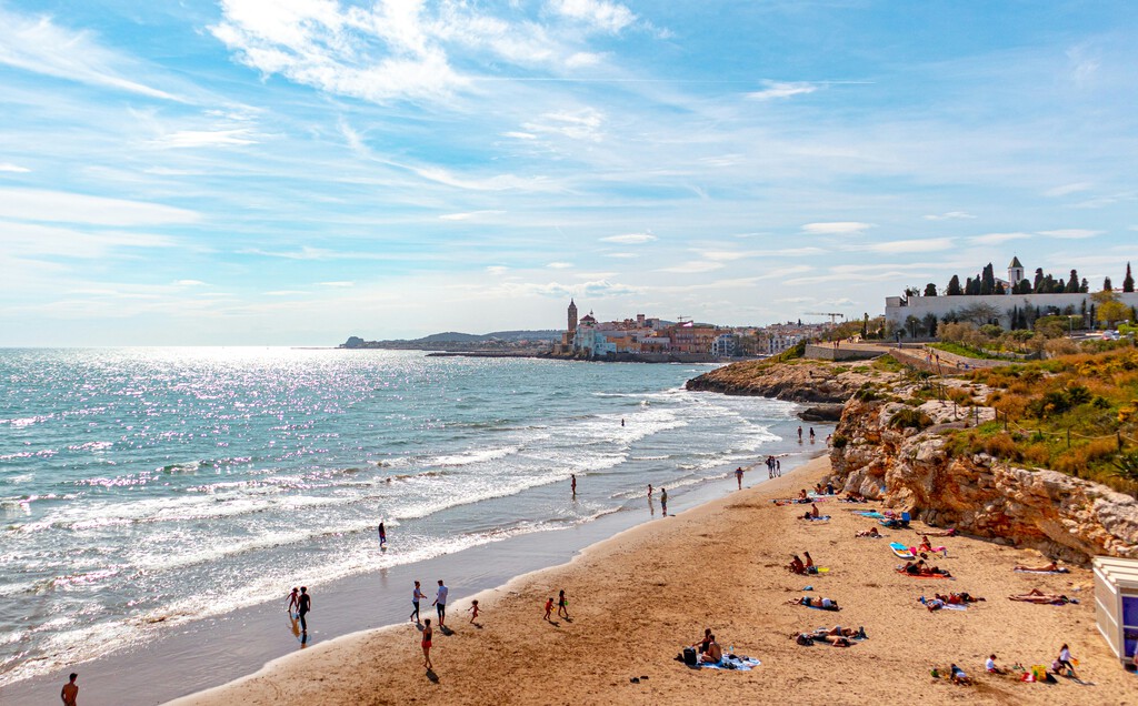 España se acerca a los 100 millones de turistas anuales, pero el calor extremo emerge como un desafío clave