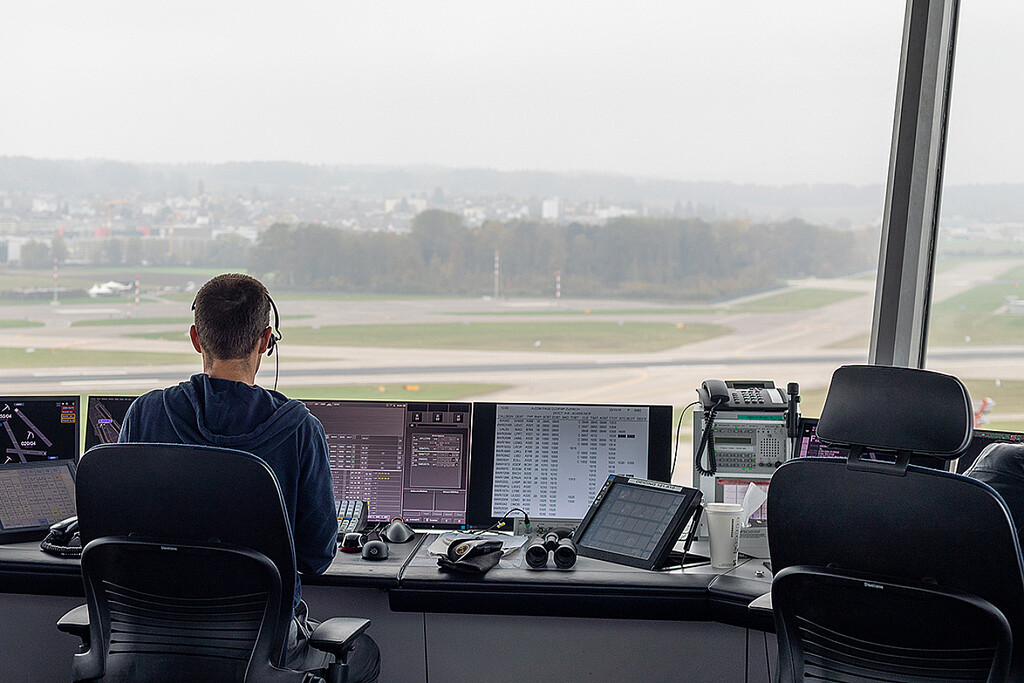 Estados Unidos busca solucionar la escasez de controladores aéreos reclutando gamers