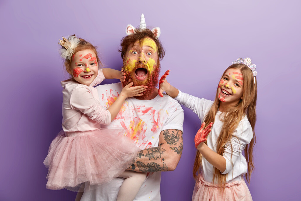 La ciencia respalda el humor en la crianza: Fortalece lazos y mejora el desarrollo infantil