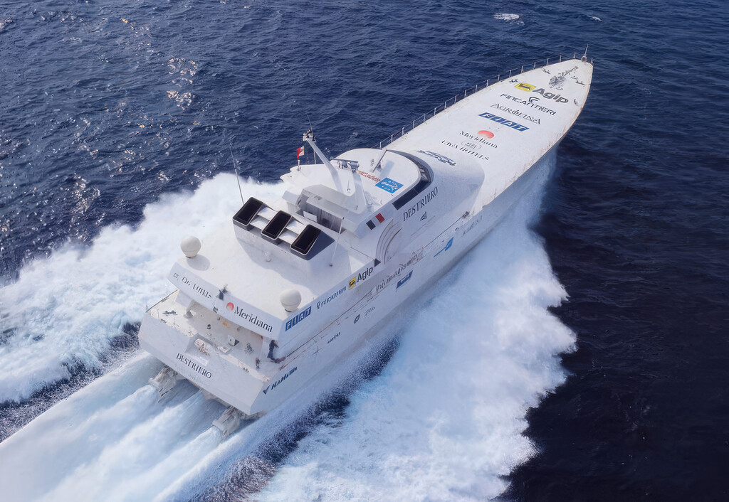 Destriero: El Yate Italiano Diseñado para Romper Récords de Velocidad en el Atlántico