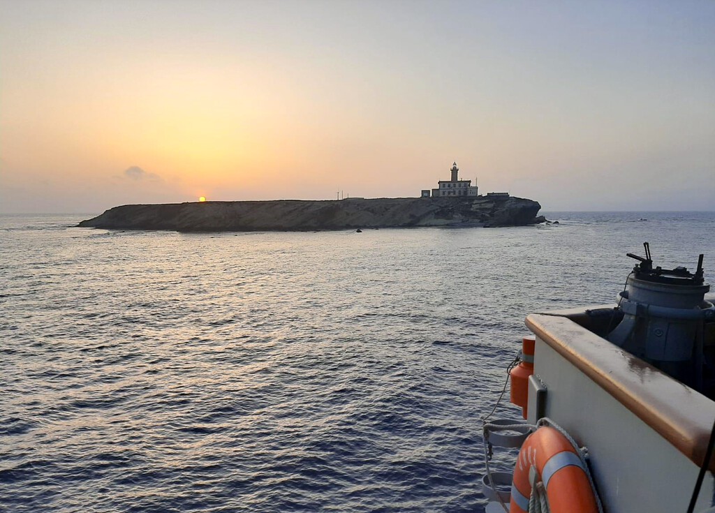 La Isla de Alborán: Un Punto Estratégico en el Mediterráneo, su Historia y Desafíos Actuales