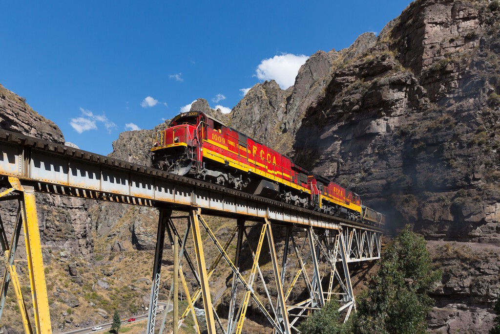 El Ferrocarril Central del Perú: Una Maravilla de la Ingeniería Andina a Casi 5.000 Metros de Altitud