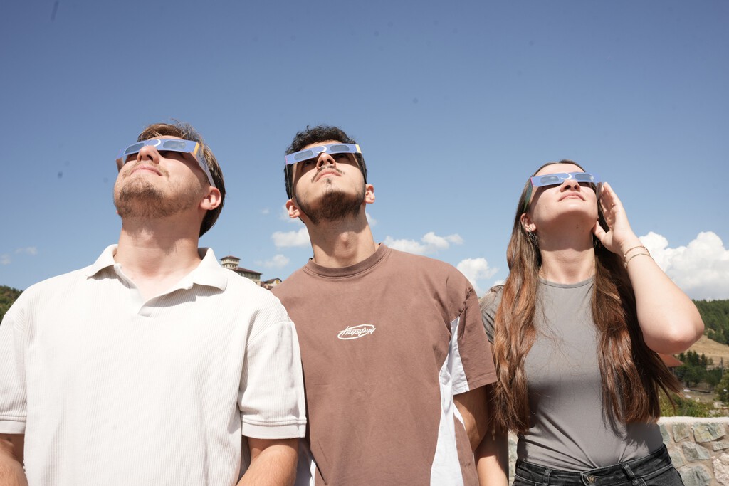 La recomendación de usar gafas de eclipse por un minuto es obsoleta, aunque se mantiene por precaución