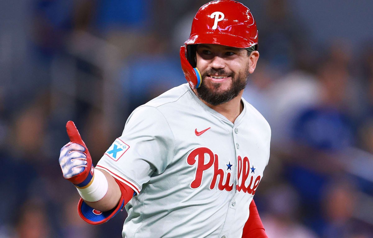 Schwarber Brilla con Dos Jonrones en el Retorno del Béisbol al Campo de los Sueños