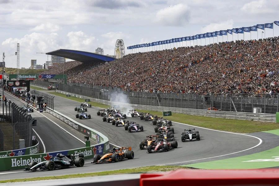 George Russell Triunfa en el Esprint de Zandvoort Bajo Condiciones Lluviosas