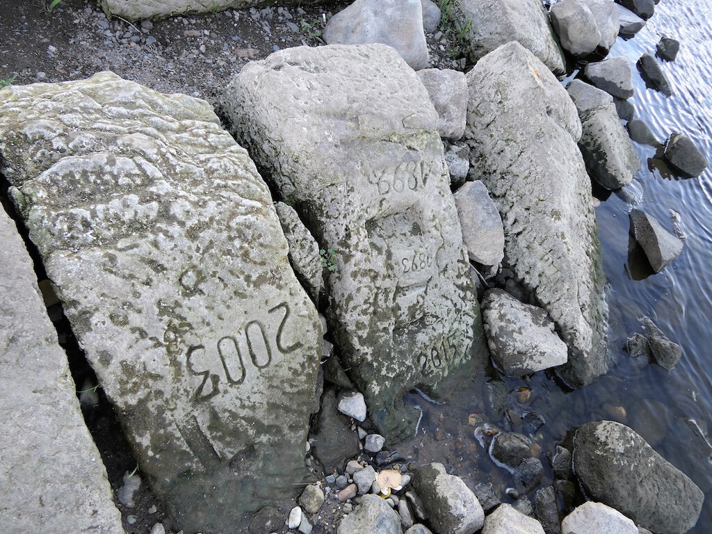 Las ''Piedras del Hambre'' Reaparecen en Europa: Antiguas Advertencias de Sequía y Hambruna Vuelven a la Luz