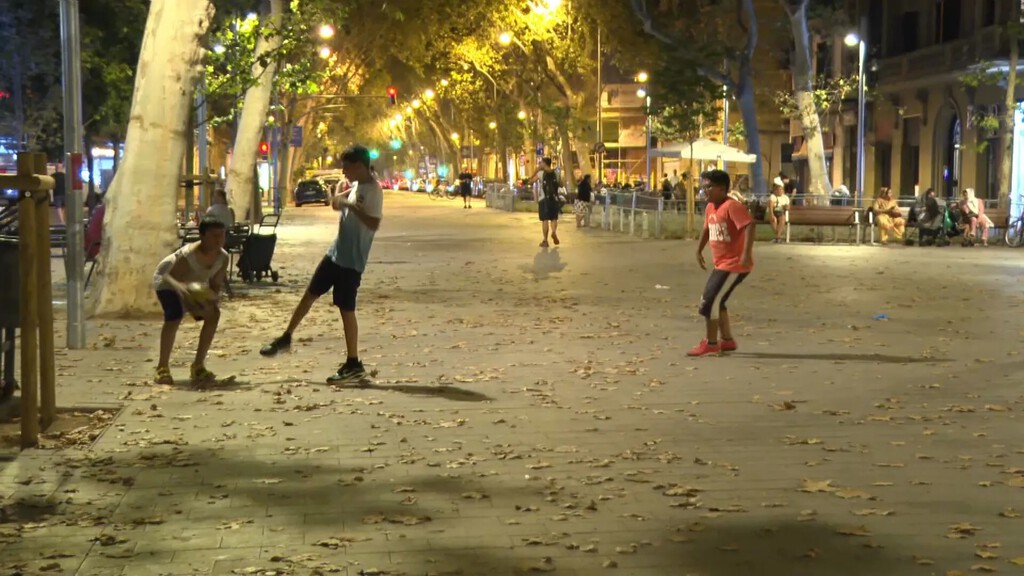 Conflicto en Barcelona: El Resurgimiento del Juego Callejero en Zonas Pacificadas Genera Tensión Vecinal
