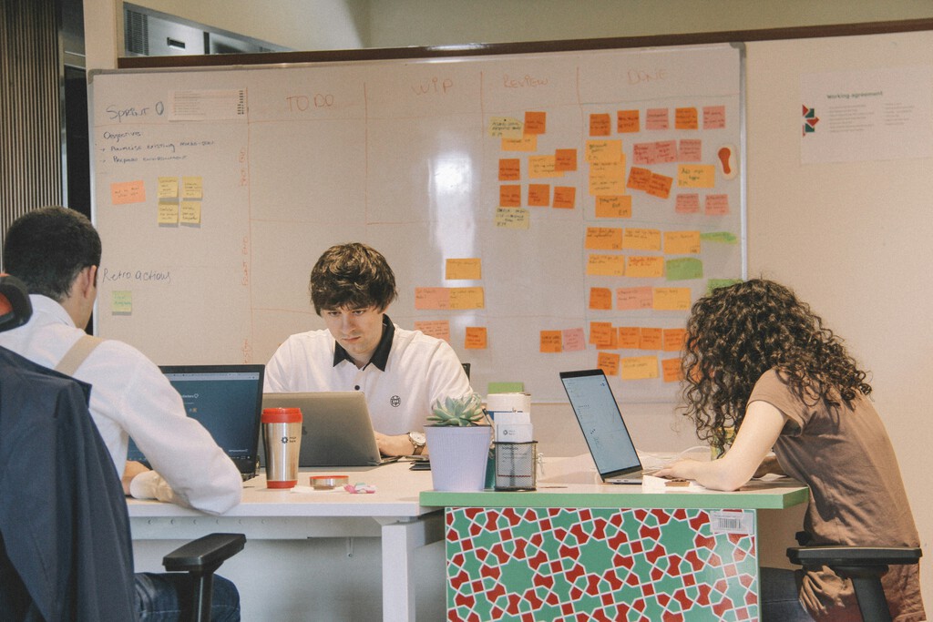 La IA y el Desafío Laboral para la Generación Z: ¿Reemplazo de los Puestos de Entrada en el Mercado?
