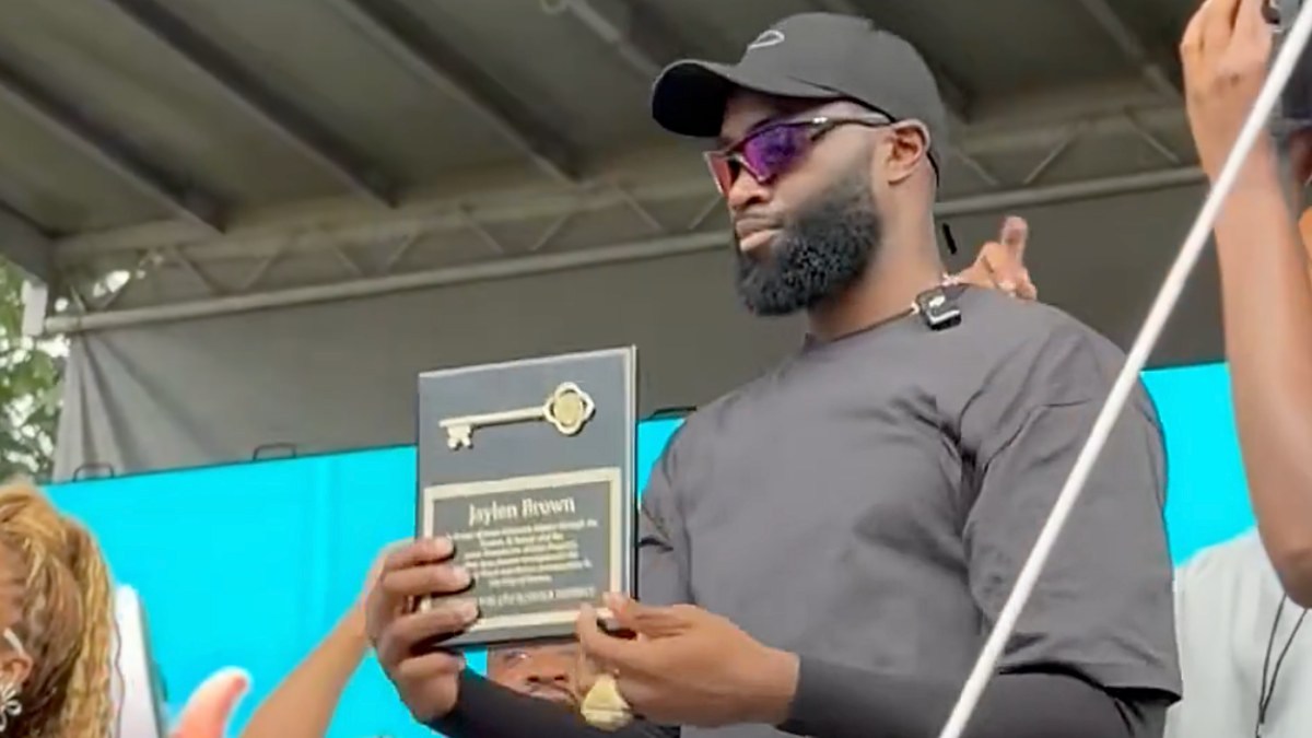 Boston Rinde Homenaje a Jaylen Brown con las Llaves de la Ciudad Tras su Traspaso a Filadelfia