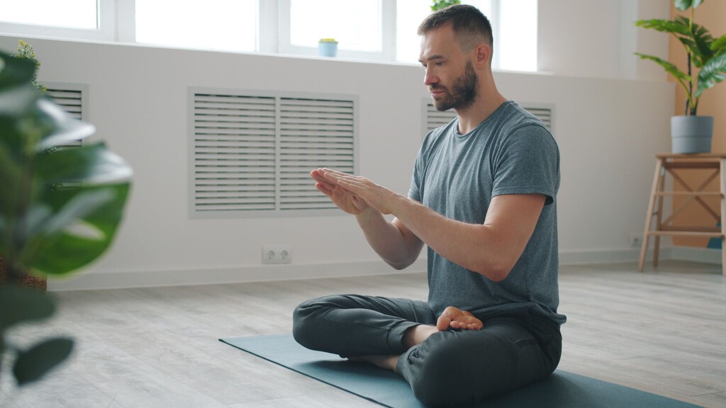La ciencia revela que la meditación matutina breve es efectiva para reducir el estrés y aumentar la productividad