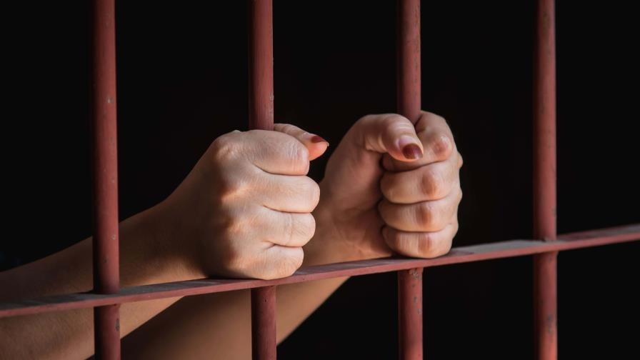 Mujer Recibe Condena de Tres Años por Engañar a Docentes con Falsos Cargos en Barahona