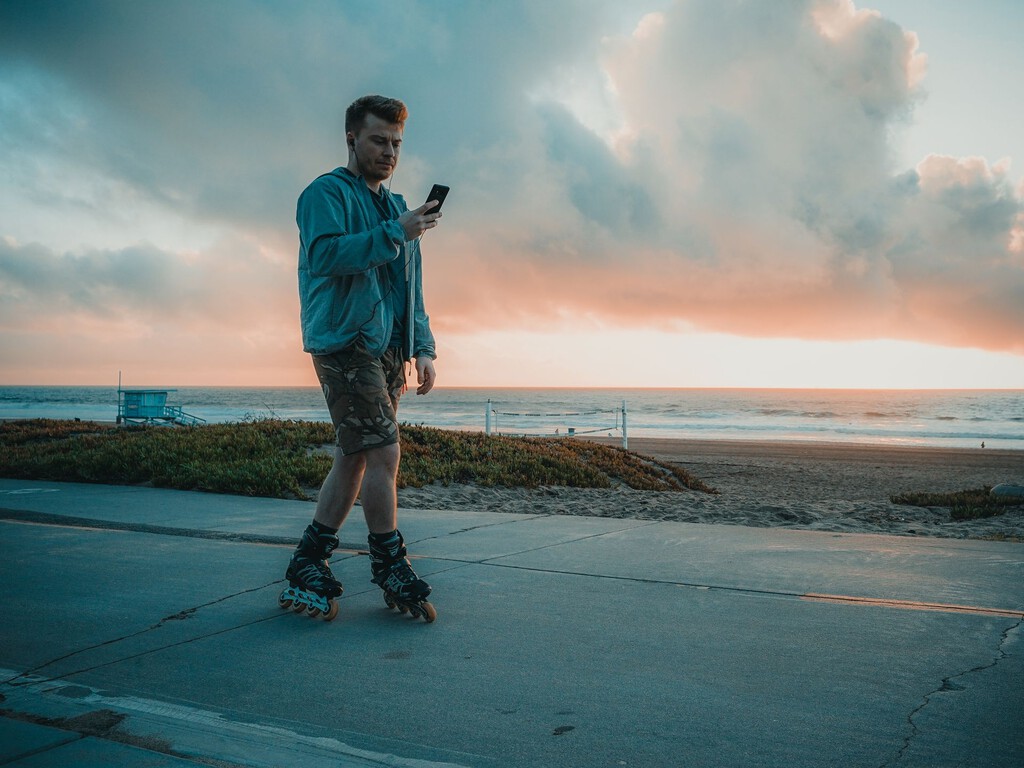 Caminar sin el Smartphone: Un Hábito Esencial para el Bienestar y la Reducción del Estrés en la Era Digital