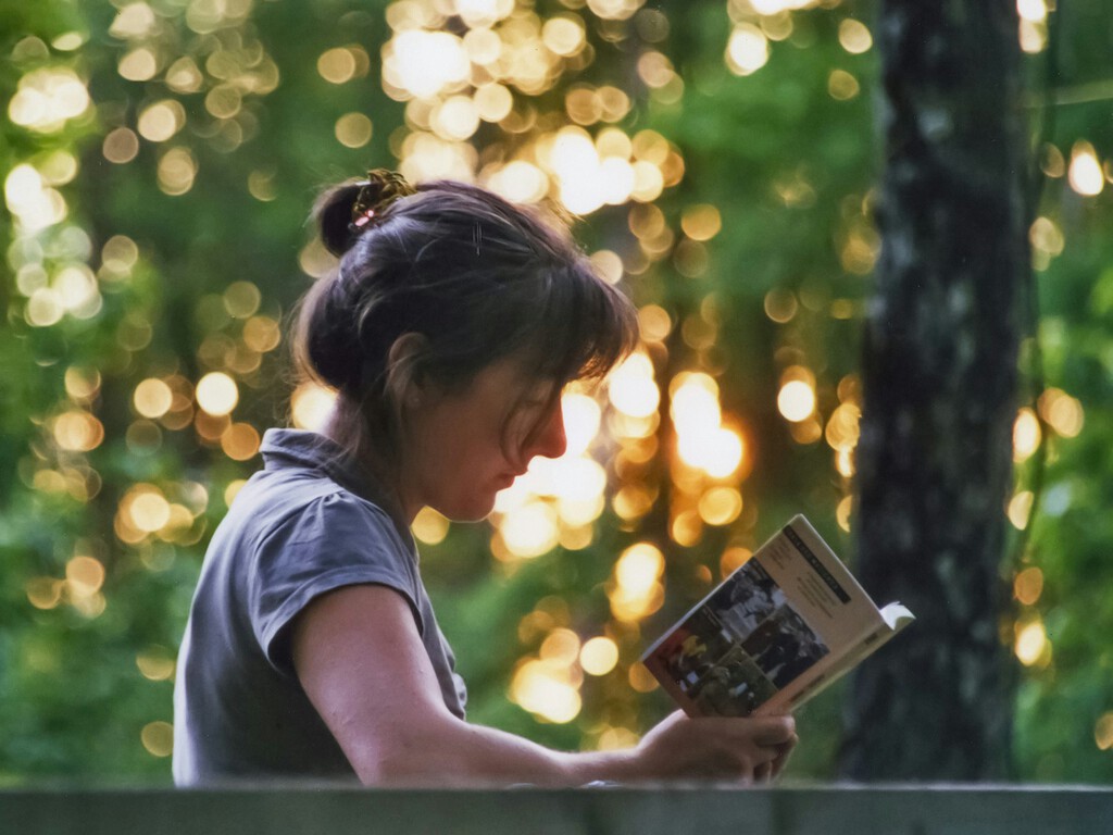 ¿Qué significa realmente leer en la era de la inteligencia artificial? Un análisis de las nuevas formas de ''consumir'' libros