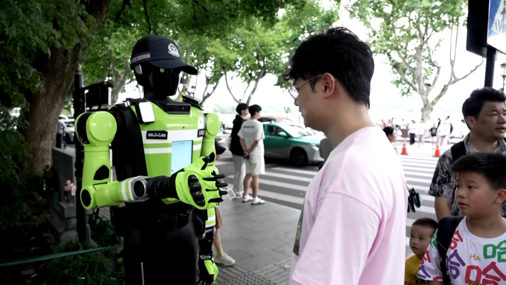 China implementa robots humanoides para la gestión del tráfico en Hangzhou