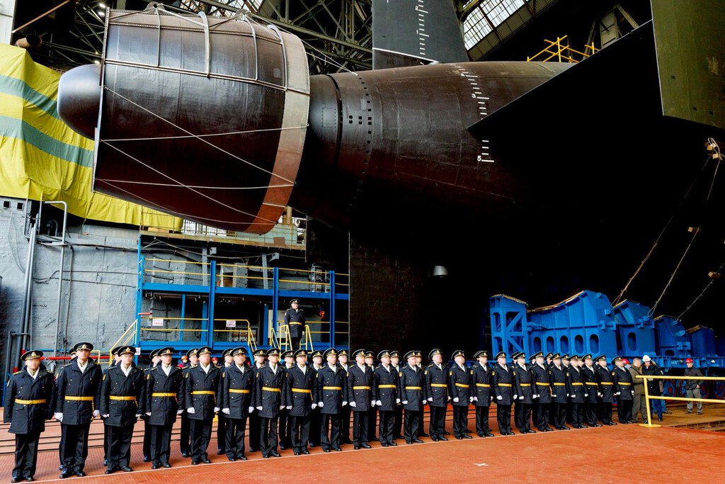 El submarino ruso Khabarovsk, diseñado para el torpedo nuclear Poseidón, inicia sus pruebas de mar
