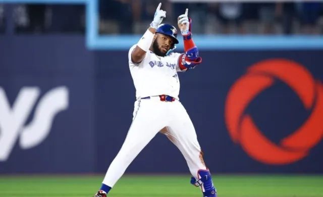 Vladimir Guerrero Jr. Destaca con Doblete en Juego de Rehabilitación, Acercándose a su Retorno