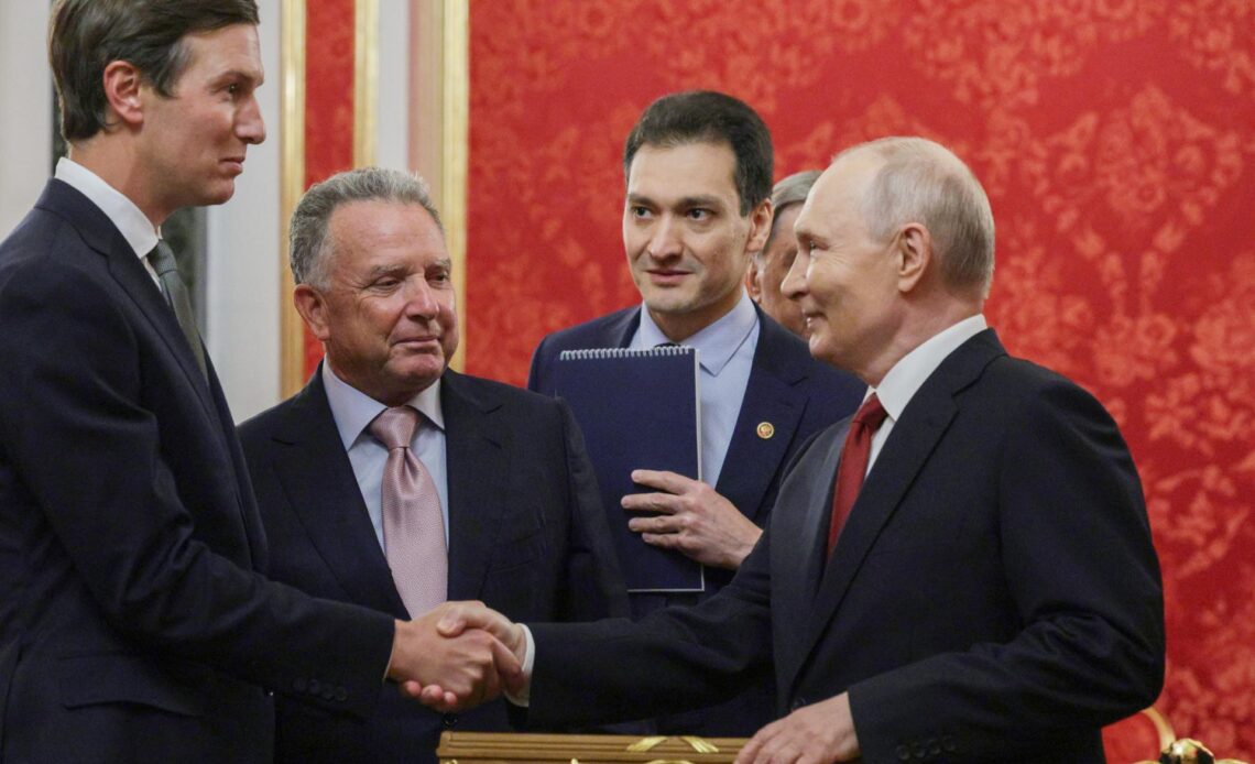 Vladímir Putin Inicia Diálogo con Delegados de la Casa Blanca sobre el Conflicto en Ucrania