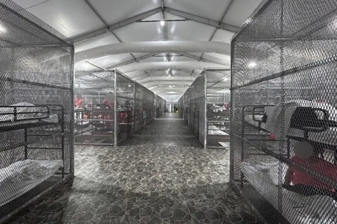 Denuncian condiciones inhumanas y abusos en centro de detención de inmigrantes Alligator Alcatraz