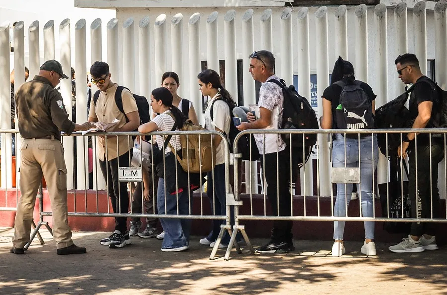 Estados Unidos Registra una Cifra Récord de Denegaciones de Asilo en Junio, Aprobando Solo el 5.5% de las Solicitudes