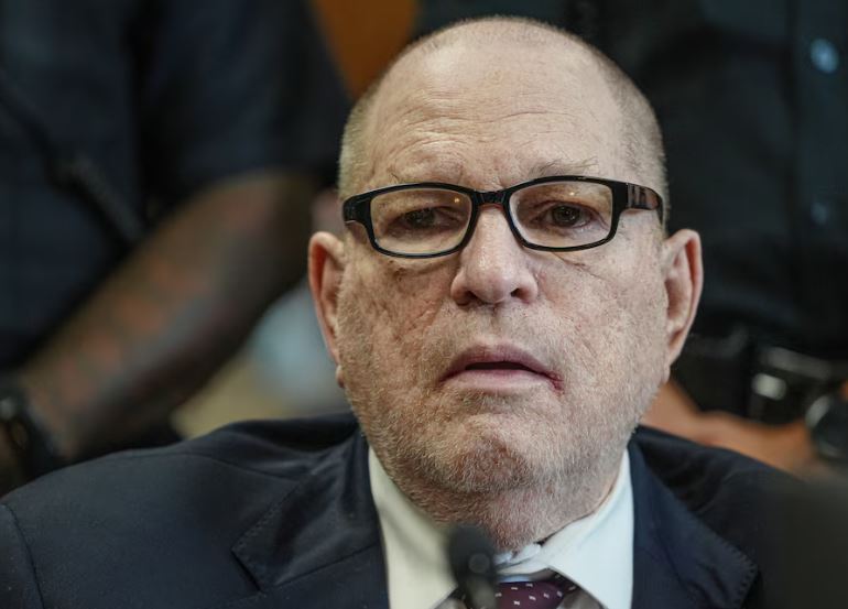 Harvey Weinstein Recibe Condena de 15 Años de Cárcel en Nueva York