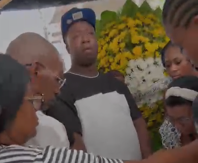 Familiares y amigos reciben con pesar el cuerpo de Diddy Glow en Boca Chica