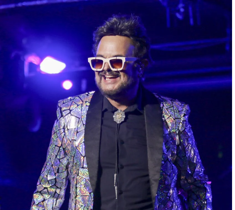 Aleks Syntek protagoniza un incidente en concierto que genera preocupación entre sus seguidores