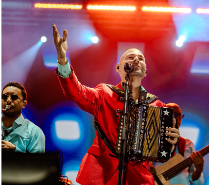 Alexis Gómez lidera la innovación audiovisual en el concierto ''El Reencuentro'' de El Prodigio y Banda Real