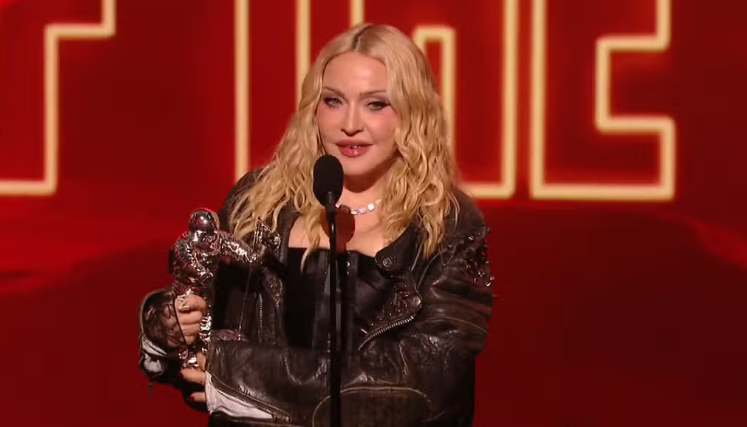 Madonna genera inquietud en los MTV VMAs 2026 tras percance en el escenario