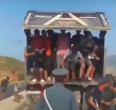 Video Sugiere Presunta Colaboración Policial Marroquí en Flujo Migratorio Masivo Hacia Ceuta