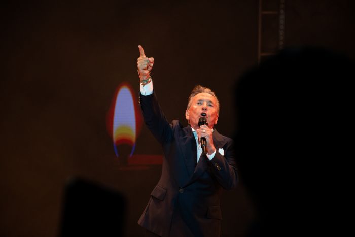 Ricardo Montaner Transforma Altos de Chavón en un Coro de Emoción y Recuerdo