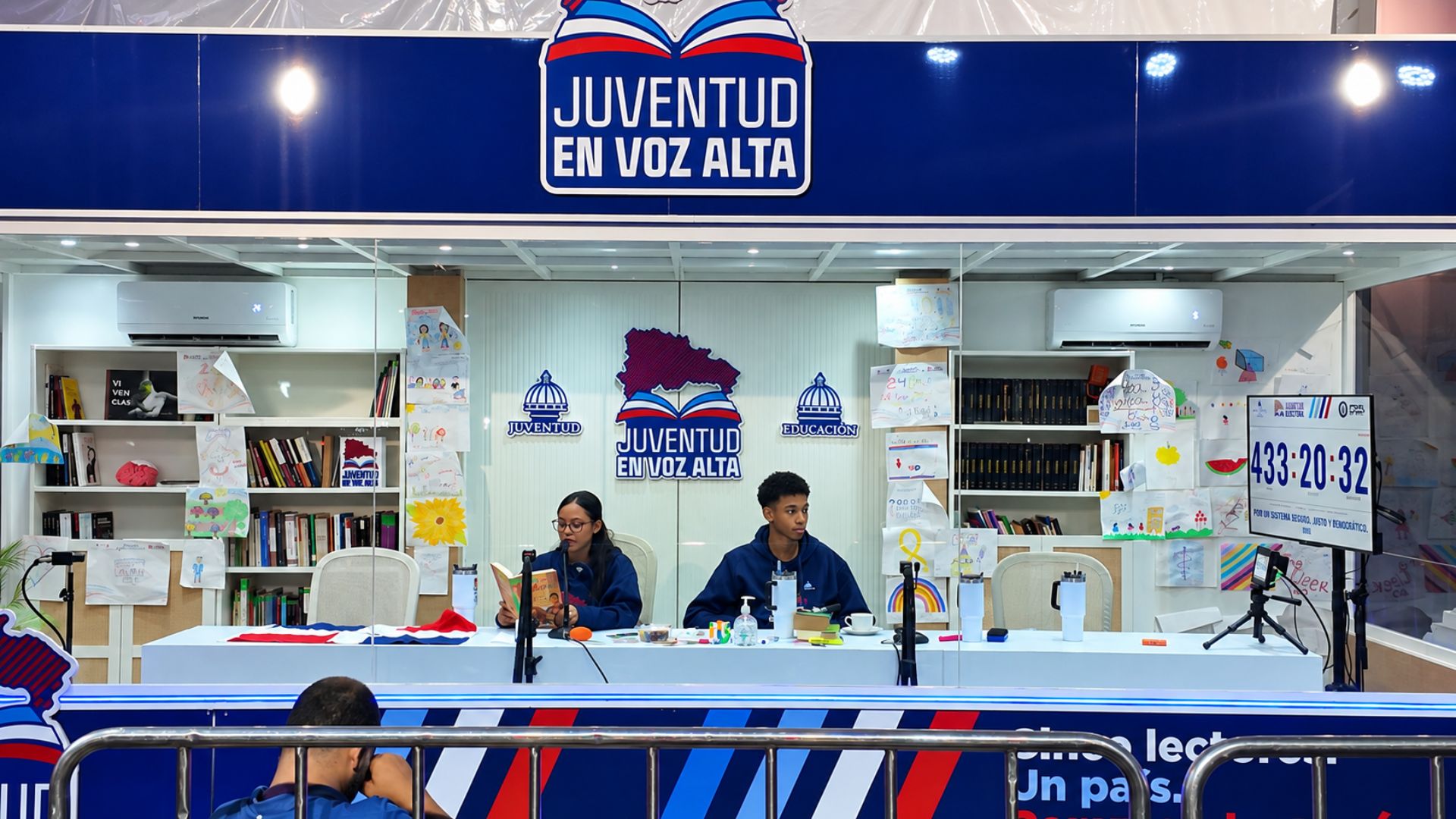 Jóvenes dominicanos que lograron récord Guinness buscan alcanzar 500 horas de lectura continua