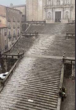 Escalinata de la Catedral de Girona se Transforma en Cascada por Lluvias Torrenciales