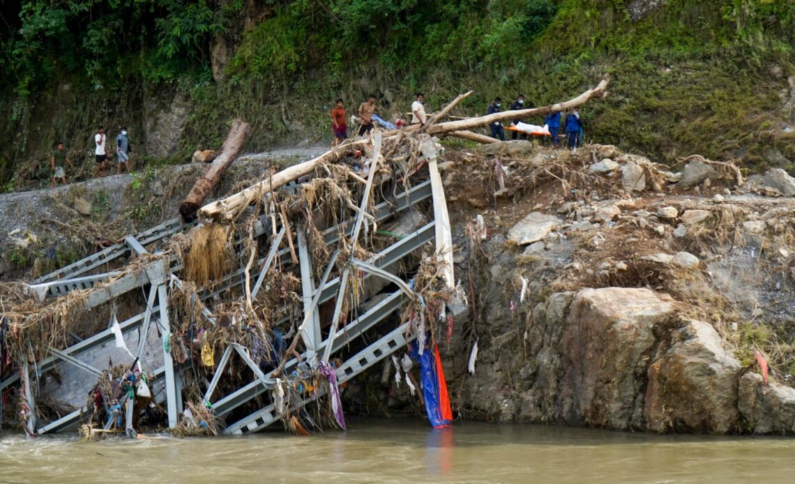 Nepal y China Confirman Más de Mil Muertes y Miles de Desaparecidos Tras Inundación Fronteriza