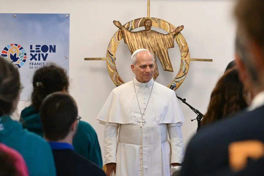 El Papa hace un llamado a respetar la dignidad humana durante su visita a un centro de migrantes en París