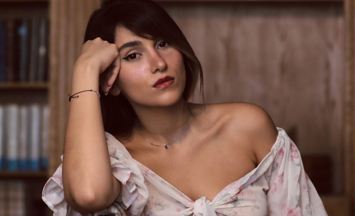 Confirmada Sentencia de 74 Latigazos y Prohibición para Cantante Iraní por Actuar sin Velo