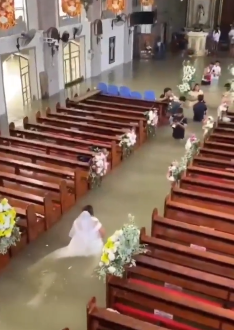 Pareja en Filipinas Celebra Boda en Iglesia Inundada Desafiando Condiciones Adversas