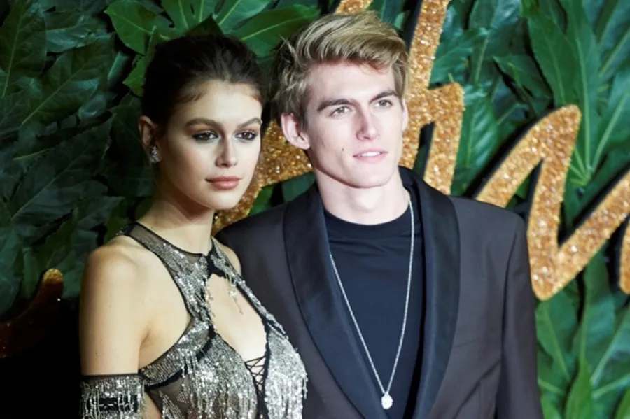 Posible Sobredosis Bajo Investigación en el Fallecimiento de Presley Gerber, Hijo de Cindy Crawford