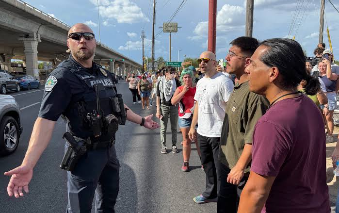 Detenciones en Austin tras protestas por tiroteo de agente de ICE a inmigrante venezolano